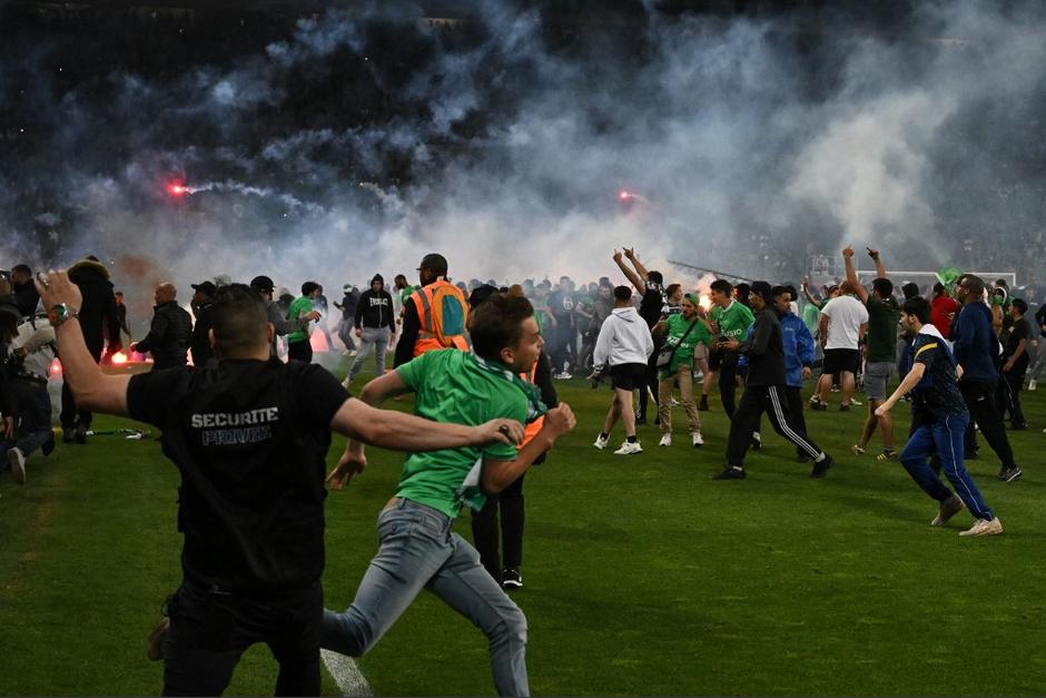 Los aficionados provocaron disturbios por les descenso del Saint-Etienne. (Foto: AFP)