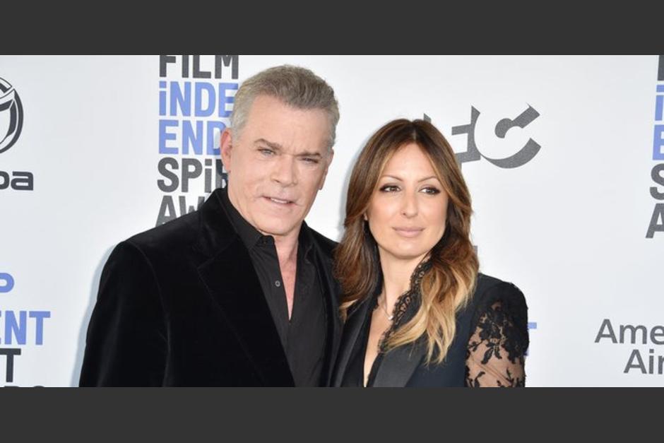Ray Liotta junto a su prometida Jacy Nittolo. (Foto: Twitter)