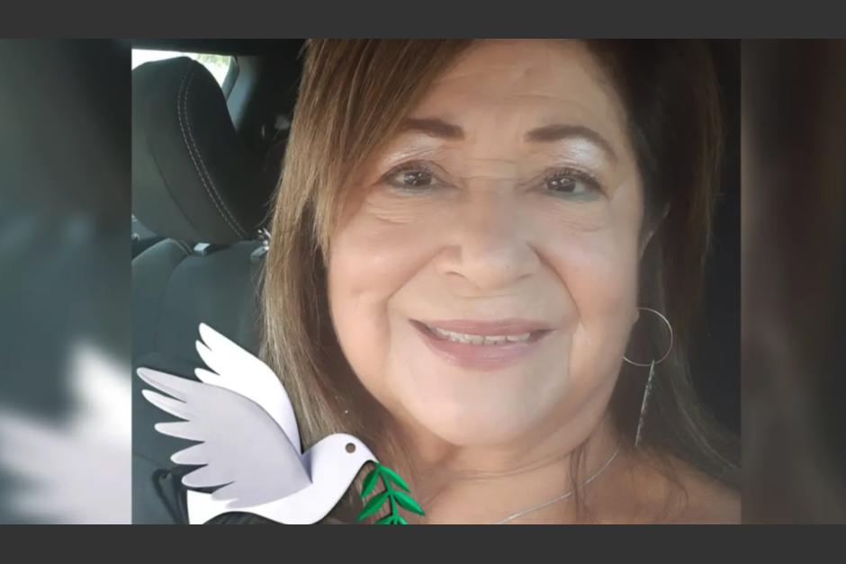 Cecilia Mart&iacute;nez Gonz&aacute;les trata de comunicarse con sus familiares escribiendo en un cuaderno. (Foto: New York Post)