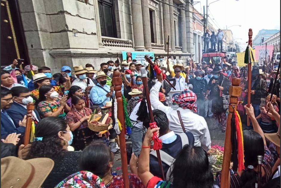 Autoridades ancestrales, indígenas y campesinos manifiestan frente al Congreso. (Foto: Wilder López/Soy502)