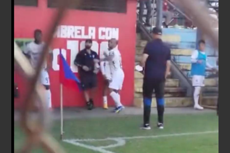 Jos&eacute; Contreras lanz&oacute; objeto a aficionados. (Foto: Captura de pantalla)