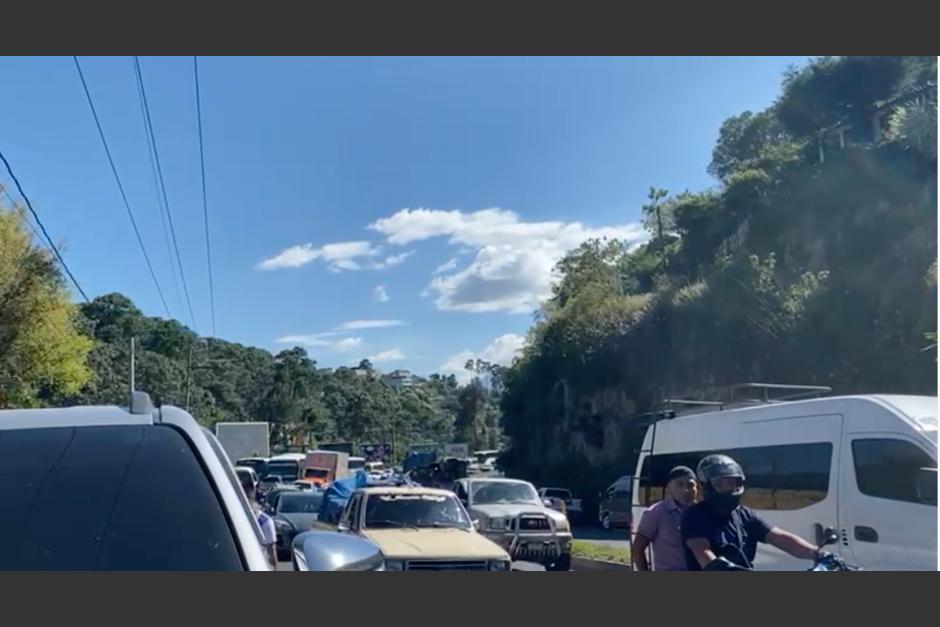 Usuarios reportan largas filas de veh&iacute;culos en ruta Interamericana. (Foto: Fredy Hern&aacute;ndez/Soy502)