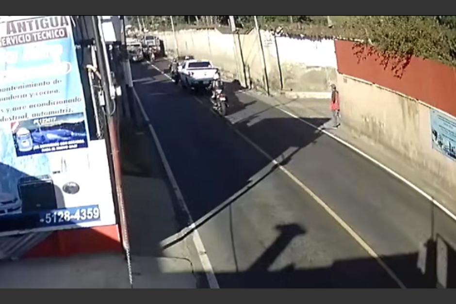 Captan el momento en que ocurre un accidente de tránsito en Ciudad Vieja. (Foto: captura de video)