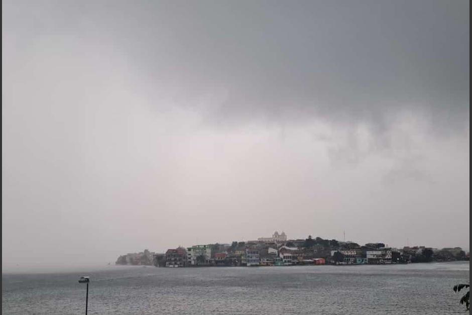La isla de Flores se ve cubierta por una extensa nube gris que anuncia la llegada del hurac&aacute;n Lisa a ese departamento. (Foto: Cortes&iacute;a Gloria Espina)