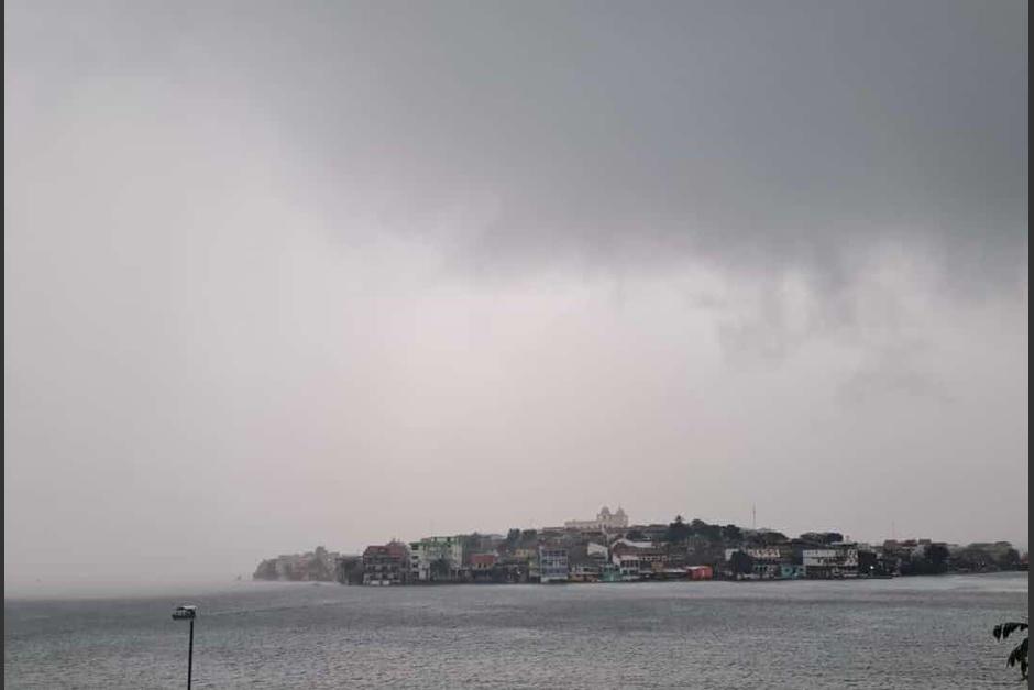 La isla de Flores se ve cubierta por una extensa nube gris que anuncia la llegada del huracán Lisa a ese departamento. (Foto: Cortesía Gloria Espina)