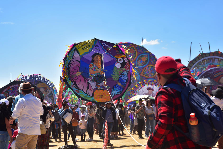 El percance se produjo durante la elevaci&oacute;n de barriletes de la categor&iacute;a B en Sumpango. (Foto: Fredy Hern&aacute;ndez/Soy502)