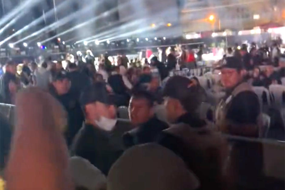 Guardias de seguridad retiran a una persona se&ntilde;alada de robar tel&eacute;fonos a los asistentes al concierto de Daddy Yankee. (Foto: Captura de pantalla)&nbsp;