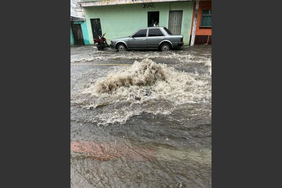 Las fuertes lluvias de este jueves provocaron inundaciones en varios puntos de la Ciudad de Guatemala y Mixco. (Foto: @SacStarNews)