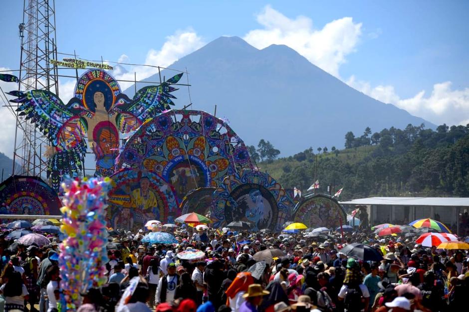Los festivales de barriletes gigantes en Sumpango y Santiago Sacatepéquez atrajeron a miles de visitantes. (Foto: Wilder López/Soy502)