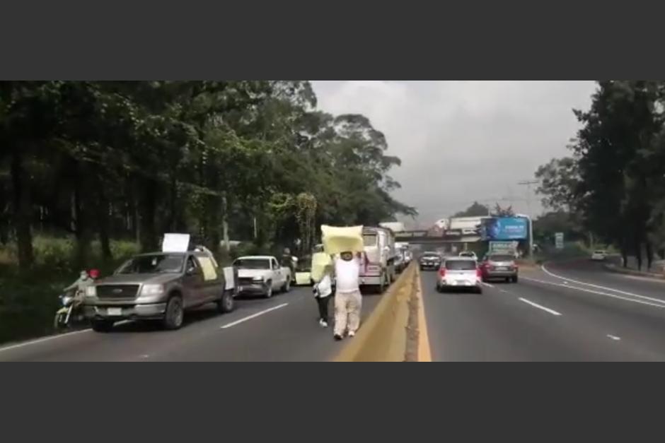 Una peculiar manifestaci&oacute;n recorri&oacute; la ruta al Pac&iacute;fico para mostrar su rechazo por el alto costo de los combustibles. (Foto: captura de video)