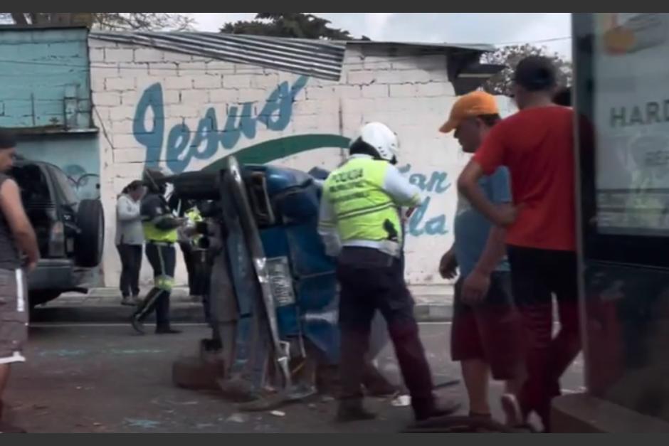 Dos vehículos chocaron en la incorporación del carril auxiliar hacia la colonia Villa Linda. (Captura Video)