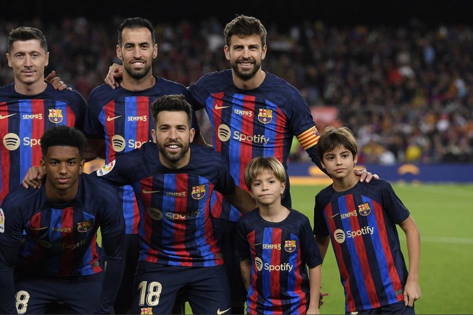 Sasha, Milán posaron junto a Piqué para la foto de equipo. (Foto: AFP)