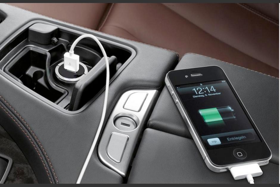 ¿Por qué no es buena idea cargar el celular en el automóvil?