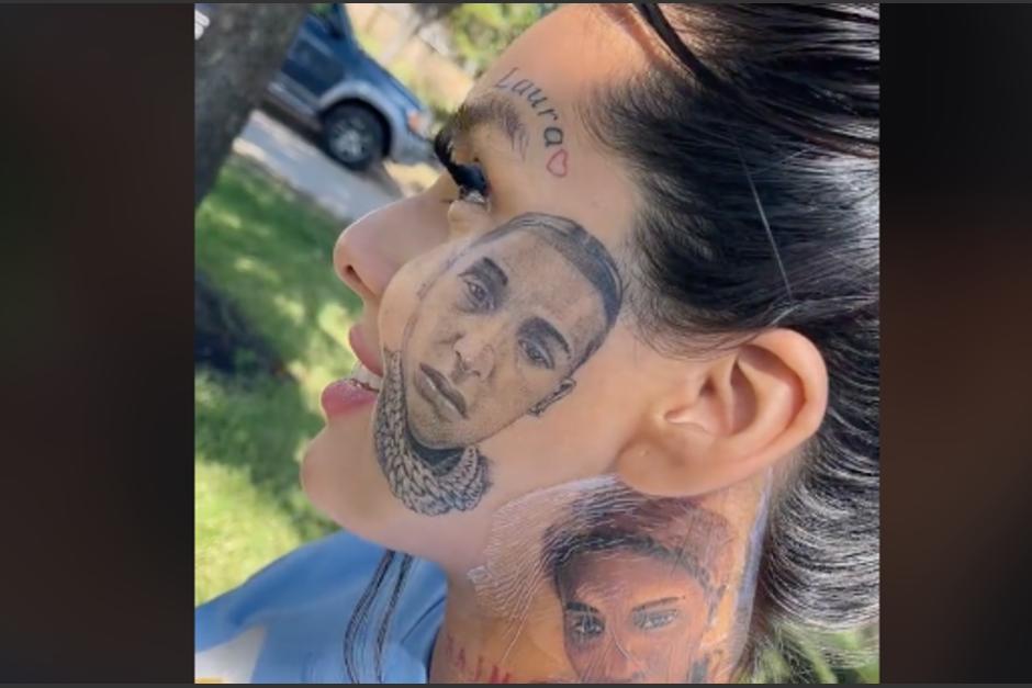 Una mujer decidió tatuarse la cara de su pareja en el rostro. (Foto: Captura de pantalla)