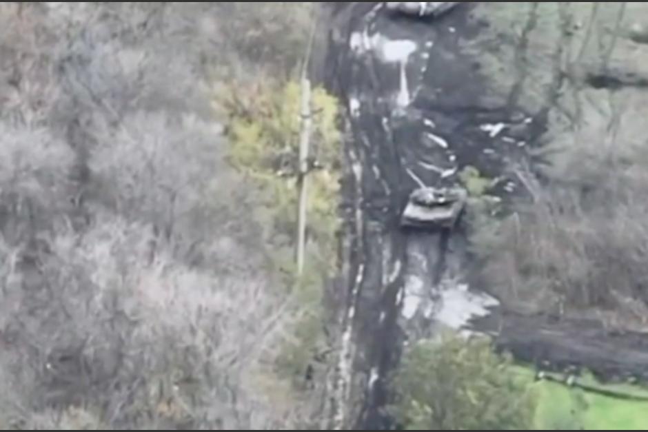 Video capta pelea entre soldado y un carro tanque. (Foto: Captura de pantalla)