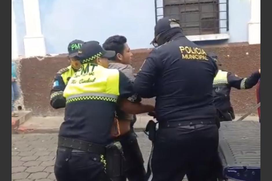 El hecho se produjo luego que el vendedor agrediera a una agente de la Polic&iacute;a Municipal de Tr&aacute;nsito al no seguir las instrucciones para vender su producto. (Captura Video)