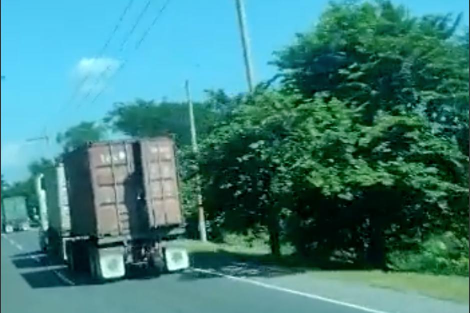 Captan el momento en que una persona cae de un contenedor, de un tráiler en movimiento en la autopista Puerto Quetzal, Escuintla. (Foto: captura de video)