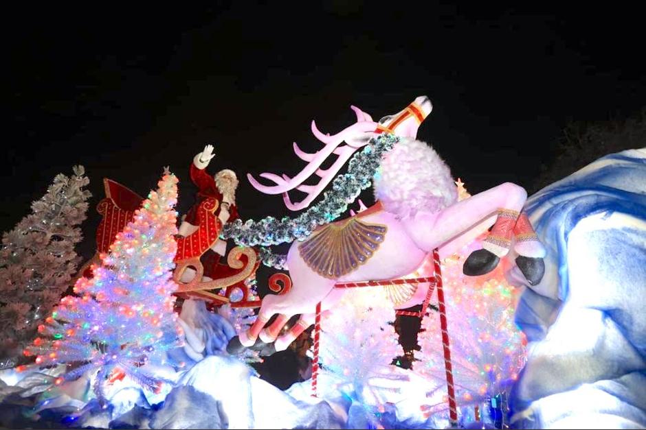 Santa Claus es uno de los personajes m&aacute;s esperados por los ni&ntilde;os durante estos recorridos. (Foto: Muni Guate)