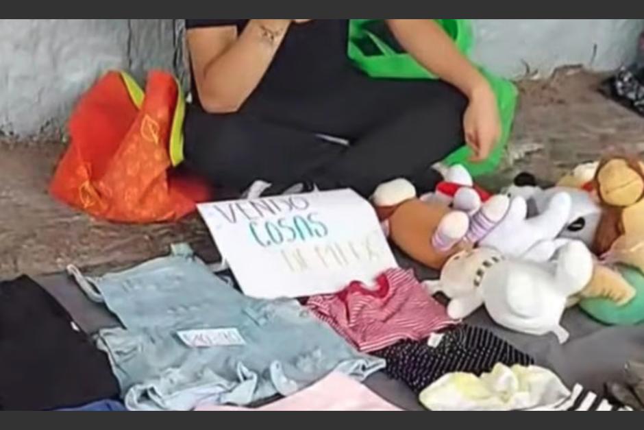 Un joven causó sensación en redes sociales, tras ser captado vendiendo pertenencias de su expareja. (Foto: captura de video)