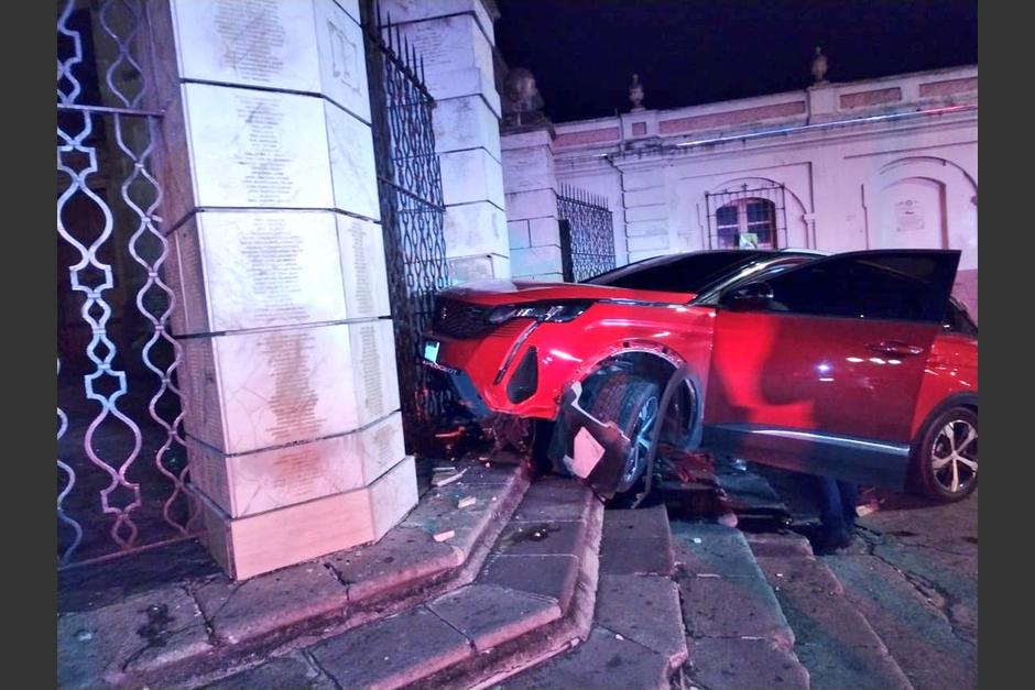 Param&eacute;dicos atendieron al conductor del carro. (Foto: CBV)&nbsp;