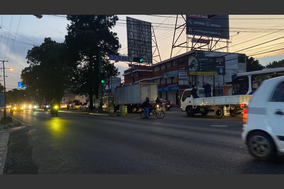 Se registra transito lento en la avenida Petapa, tras un ataque armado ocurrido en cercanías al ingreso de la Usac. (Foto: Fredy Hernández/ Soy502)
