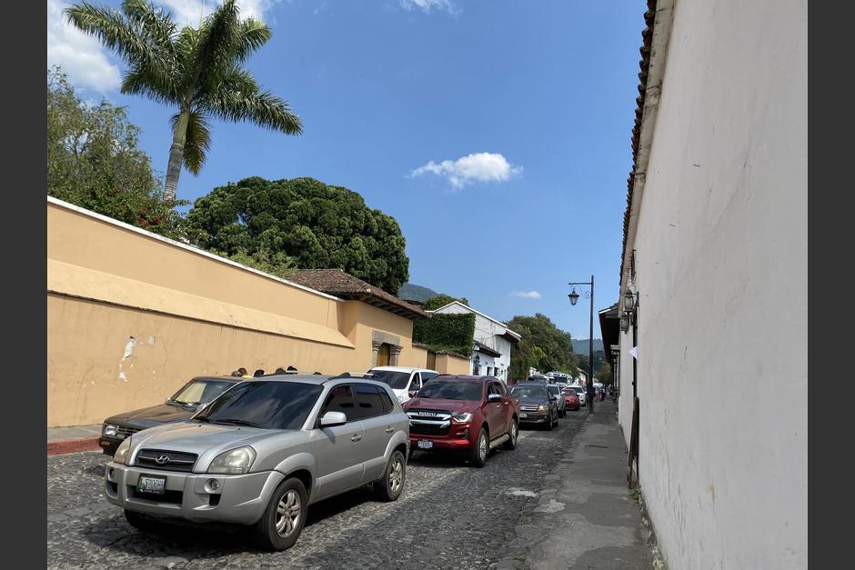 La Ciudad de Antigua Guatemala se encuentra abarrotada de vehículos. (Foto: Fredy Herández/Soy502)