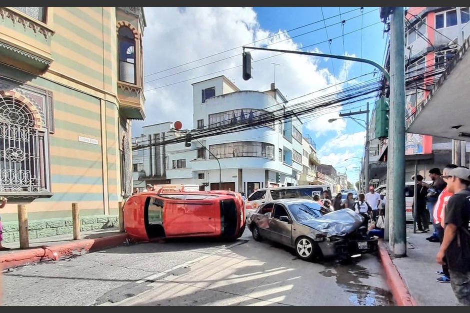 Así fue movilizado uno de los vehículos involucrados en un accidente de tránsito en la zona 1 de la Ciudad de Guatemala. (Foto: redes sociales)