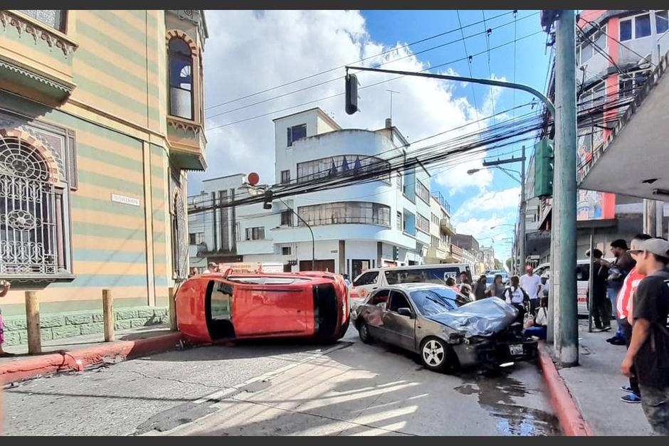 As&iacute; fue movilizado uno de los veh&iacute;culos involucrados en un accidente de tr&aacute;nsito en la zona 1 de la Ciudad de Guatemala. (Foto: redes sociales)