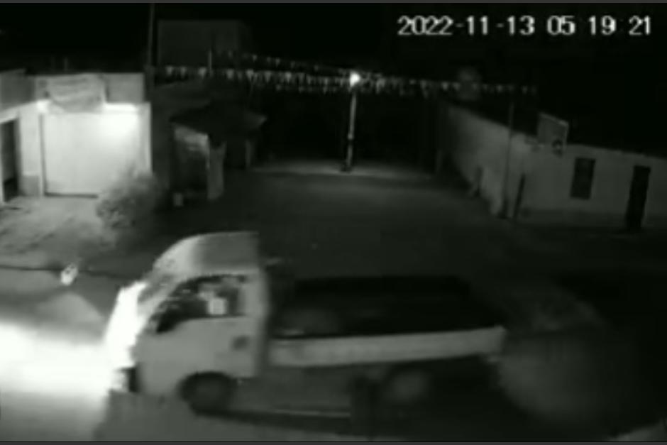 Un aparatoso accidente de tr&aacute;nsito fue captado en Huehuetenango, en donde un motorista choc&oacute; de frente con un cami&oacute;n. (Foto: captura de video)