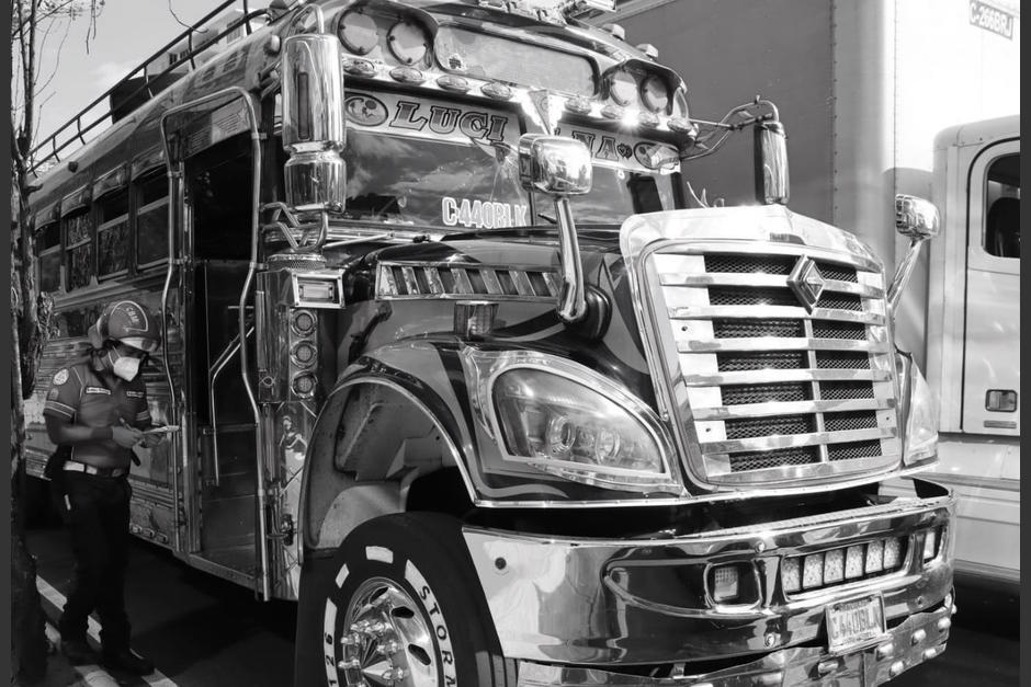 Un pasajero habría repelido un asalto que se cometía en el interior de un bus que transitaba por el bulevar Los Próceres. (Foto: Bomberos Municipales)