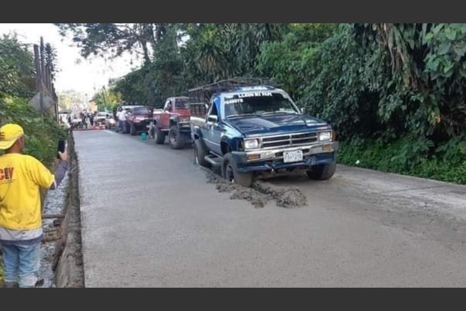 Varios vehículos dañaron una carretera que estaba siendo pavimentada por Covial en San Marcos. (Foto: Covial)