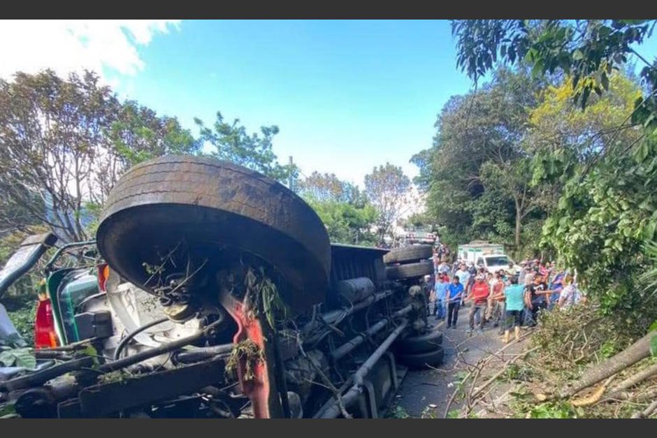 Identifican a los 25 heridos en un aparatoso accidente de tr&aacute;nsito de un autob&uacute;s extraurbano en Chimaltenango. (Foto: Bomberos Municipales Departamentales)
