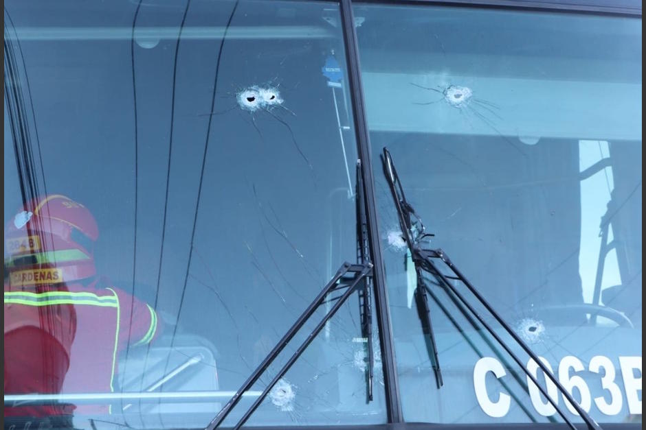Un autob&uacute;s que transportaba turistas fue atacado a balazos mientras se conduc&iacute;a en la zona 10. (Foto: Bomberos Municipales)