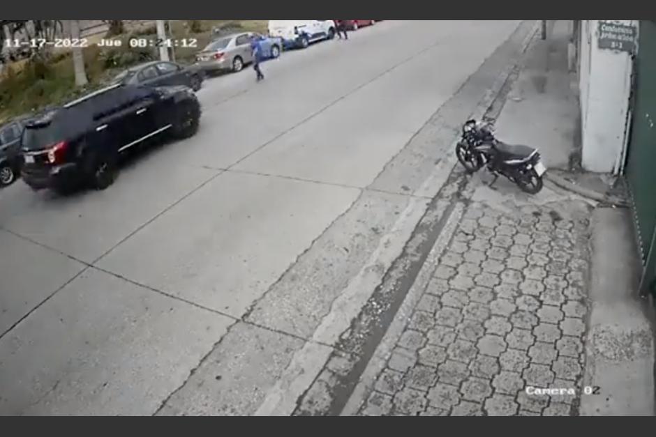 Un hombre intent&oacute; cometer un asalto, pero fue atropellado y posteriormente golpeado en una calle de Guayaquil en Ecuador. (Foto: captura de video)