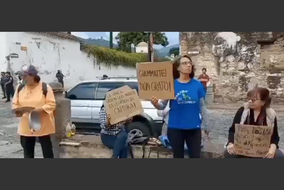 Una manifestaci&oacute;n se realiza en la Antigua Guatemala en contra del presidente Alejandro Giammattei. (Foto: captura de video/@SacStarNews)