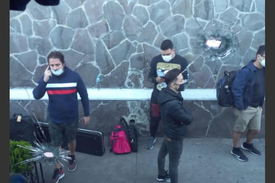 Una agrupaci&oacute;n musical llamada Metal Requiem viajaba en el autob&uacute;s que fue atacado en la zona 10 capitalina. (Foto: Bomberos Municipales)