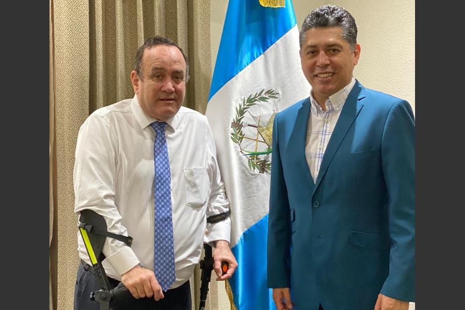 El alcalde de Antigua Guatemala, Víctor Hugo del Pozo, entregó una distinción al presidente Alejandro Giammattei. Foto:&nbsp; Ayuntamiento de Antigua Guatemala.
