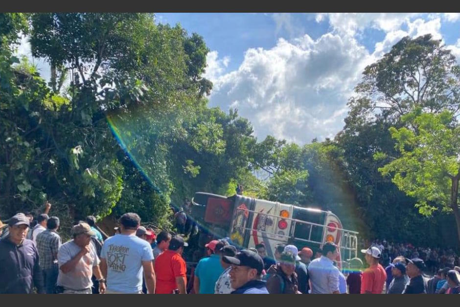 Un autobús volcó mientras se conducía de Patzicía a Acatenango en Chimaltenango y dejó más de 20 heridos. (Foto: Bomberos Municipales Departamentales)