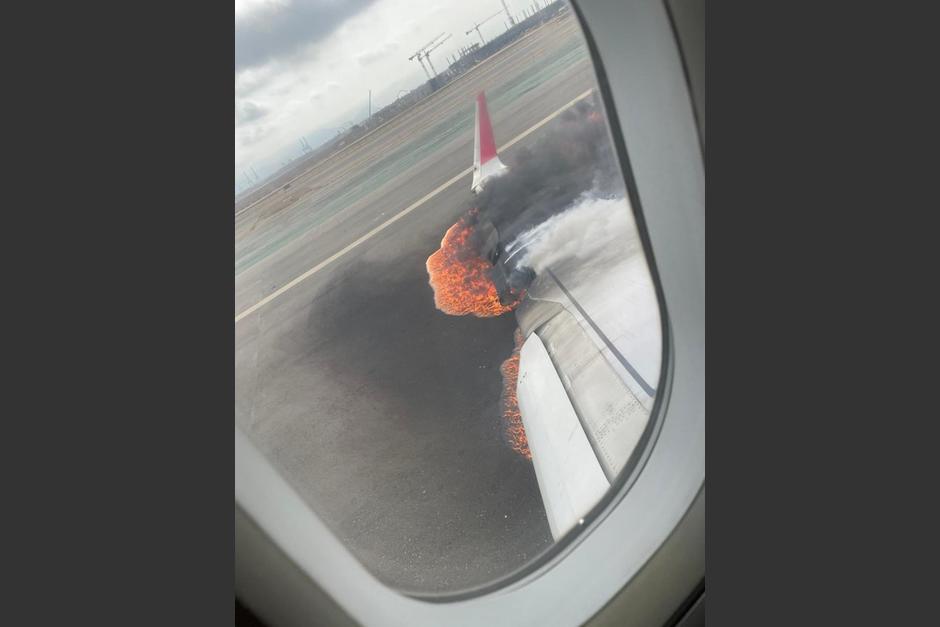 Momento en que se intenta apagar el fuego producido en en ala del avión. (Foto: Todo aviones)