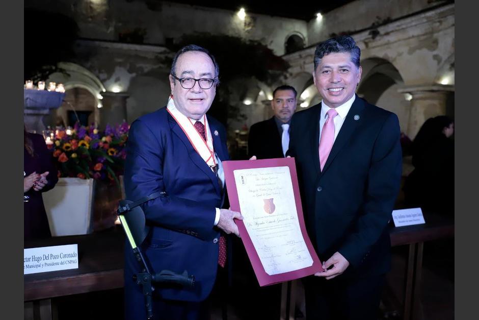 El Consejo Nacional para la Protecci&oacute;n de la Antigua Guatemala otorg&oacute; un reconocimiento al presidente Alejandro Giammattei. (Foto: AGN)