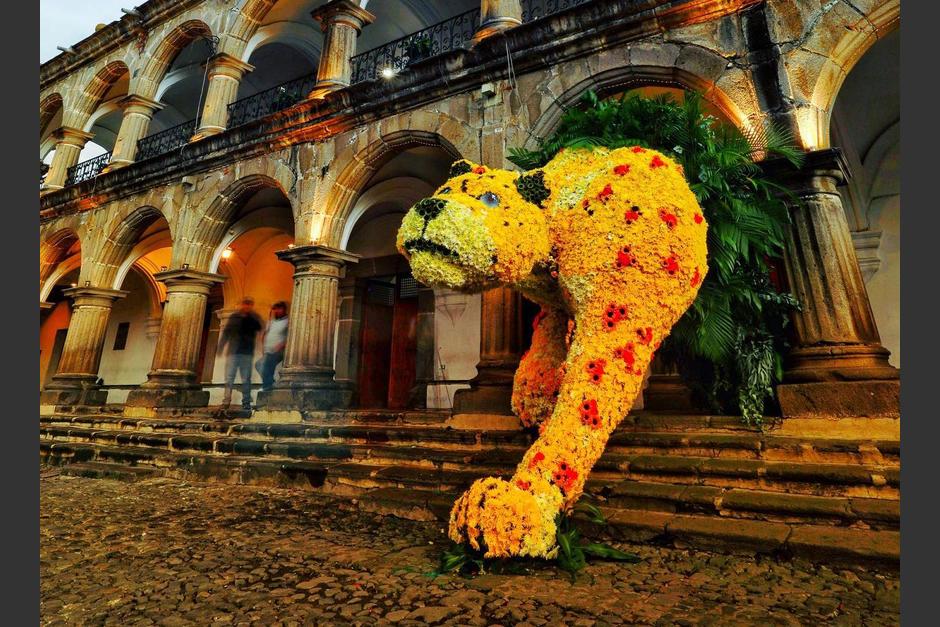 La escultura se encuentra frente al Parque de Antigua Guatemala. (Foto: Nelo Mijangos)