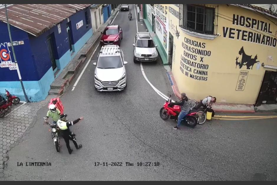 El ladr&oacute;n atropella a un ciclista y luego se da a la fuga sin respetar a los agentes de tr&aacute;nsito. (Captura Video)
