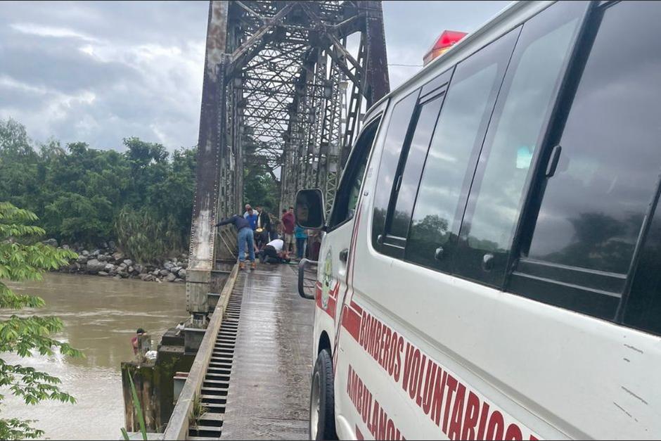 Socorristas trabajaron para rescatar a dos personas que viajaban en una motocicleta. (Foto: Cruz Roja Guatemalteca)