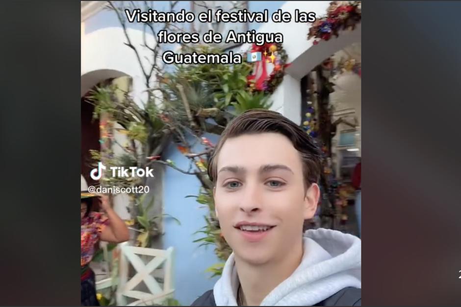 Dani Scott qued&oacute; fascinado con el Festival de las Flores en Antigua. (Foto: captura video)