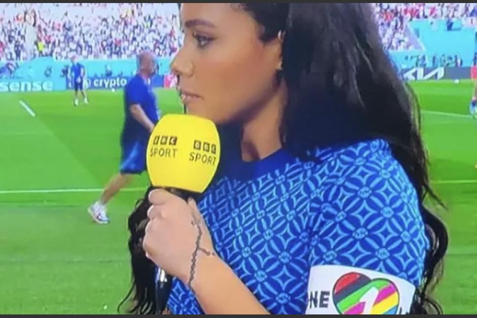 La exfutbolista Alex Scott lució un brazalete arcoíris tras la decisión de Inglaterra de abandonar el gesto por las sanciones de la FIFA. (Foto: captura de pantalla)