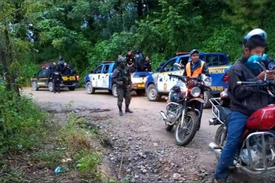 Agentes de la PNC llegaron a Baja Verapaz a realizar una orden de desalojo. (Foto: Cortesía)