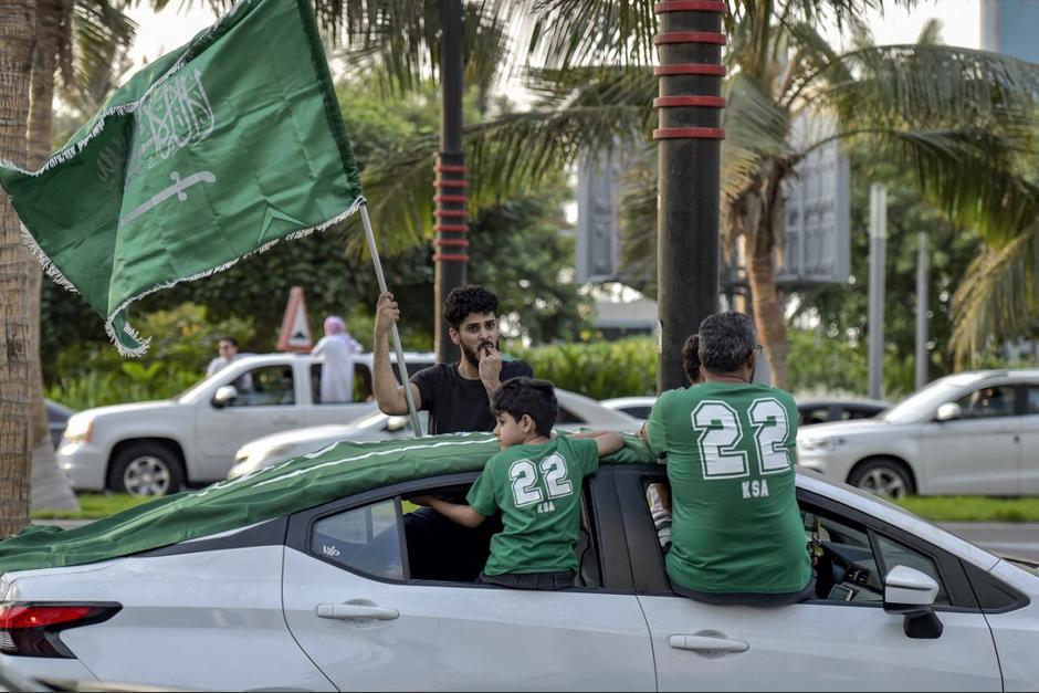 Con una ráfaga de disparos celebraron en Arabia Saudita el triunfo. (Foto: AFP)&nbsp;