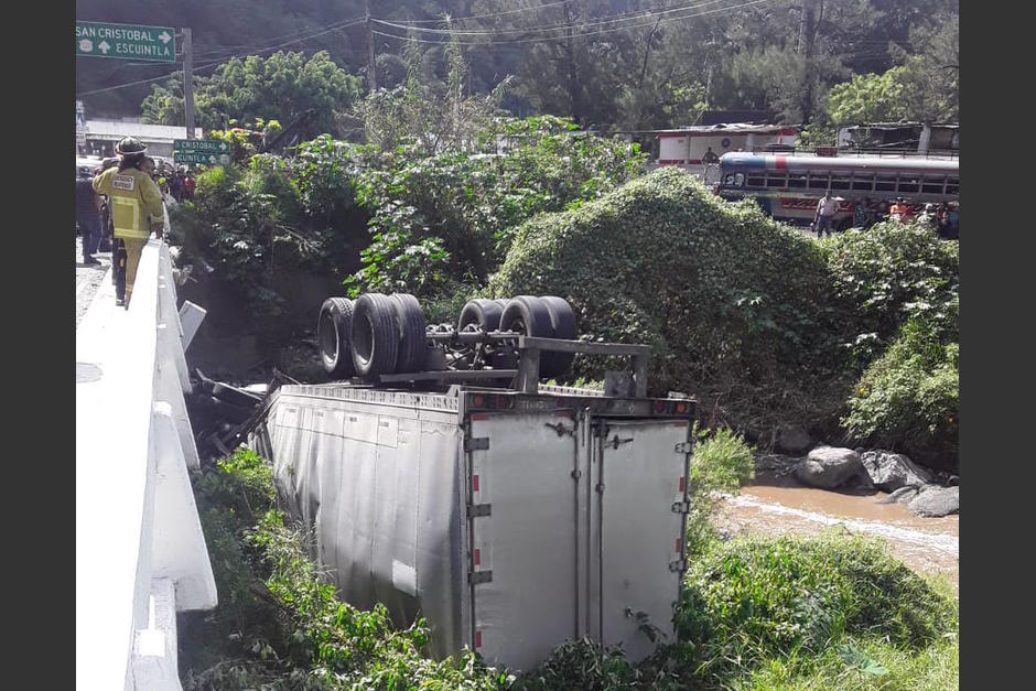 Varias grúas trabajan para retirar el tráiler que cayó al río Villalobos tras un accidente de tránsito múltiple. (Foto: Bomberos Voluntarios)