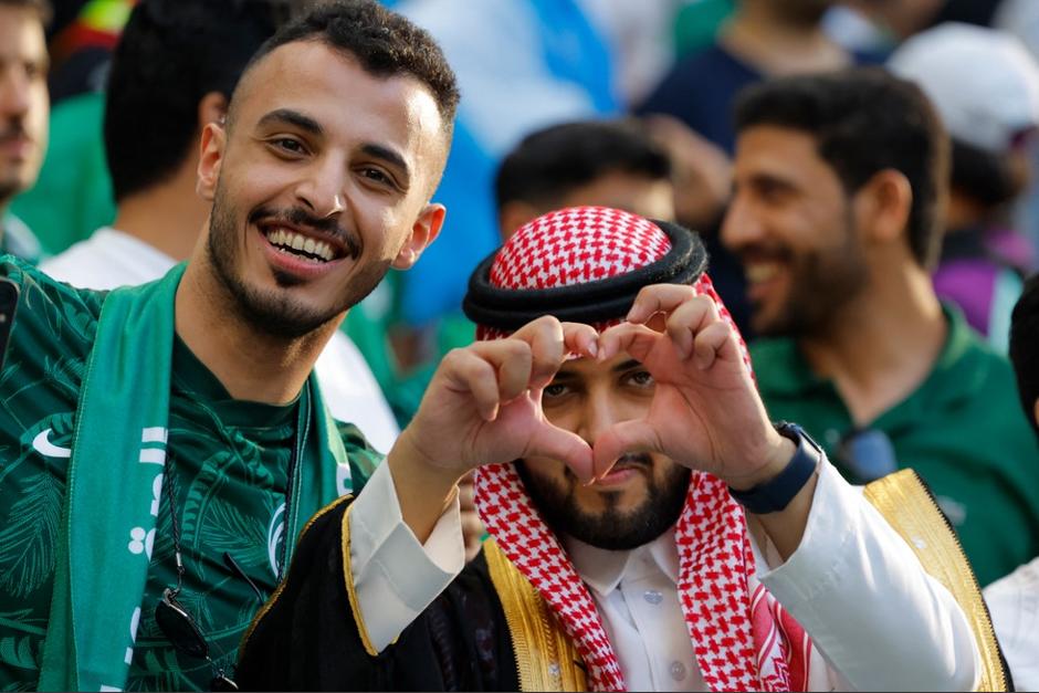 Los aficionados sauditas no pod&iacute;an creer lo haza&ntilde;a de su selecci&oacute;n ante Argentina. (Foto: AFP)