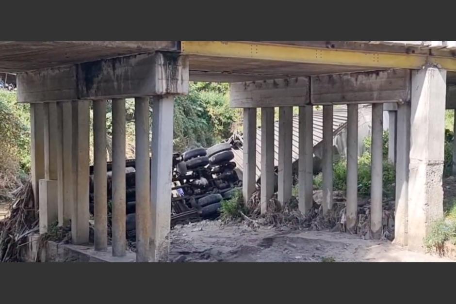 Tráiler sufre accidente y cae al río Villalobos, en el kilómetro 13.5 de la ruta que conduce a el Pacífico. (Foto: captura de video/PMT Villa Nueva)